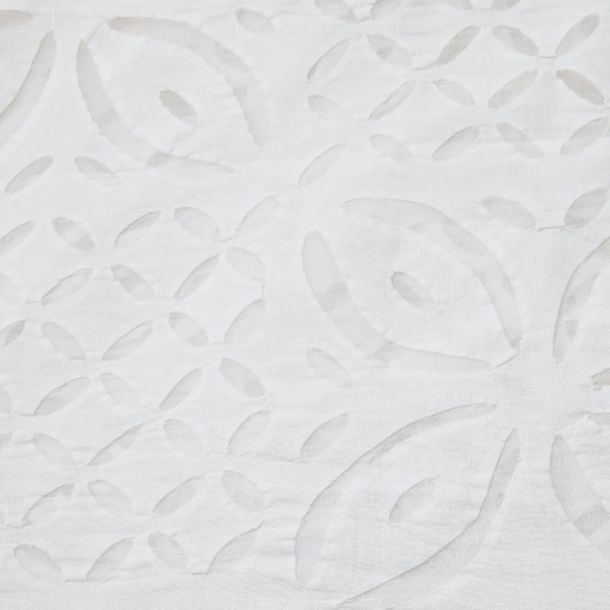 applique_white_tablecloth_1.webp Best Applique White Tablecloth Tablecloths