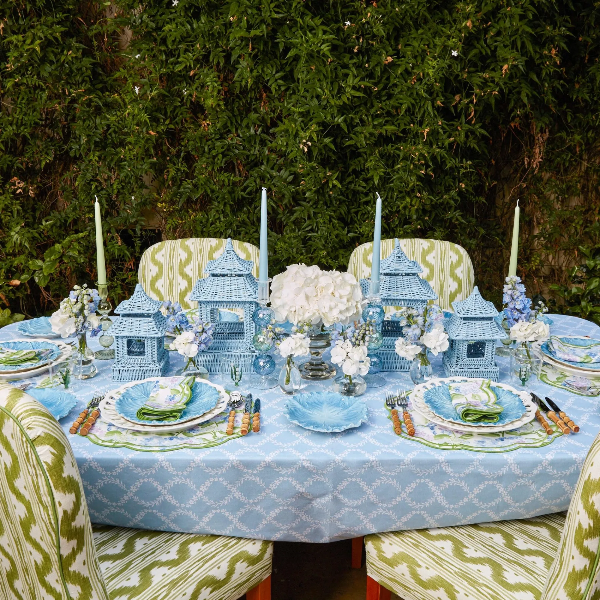blue_garland_tablecloth_2.webp Outlet Blue Garland Tablecloth Tablecloths