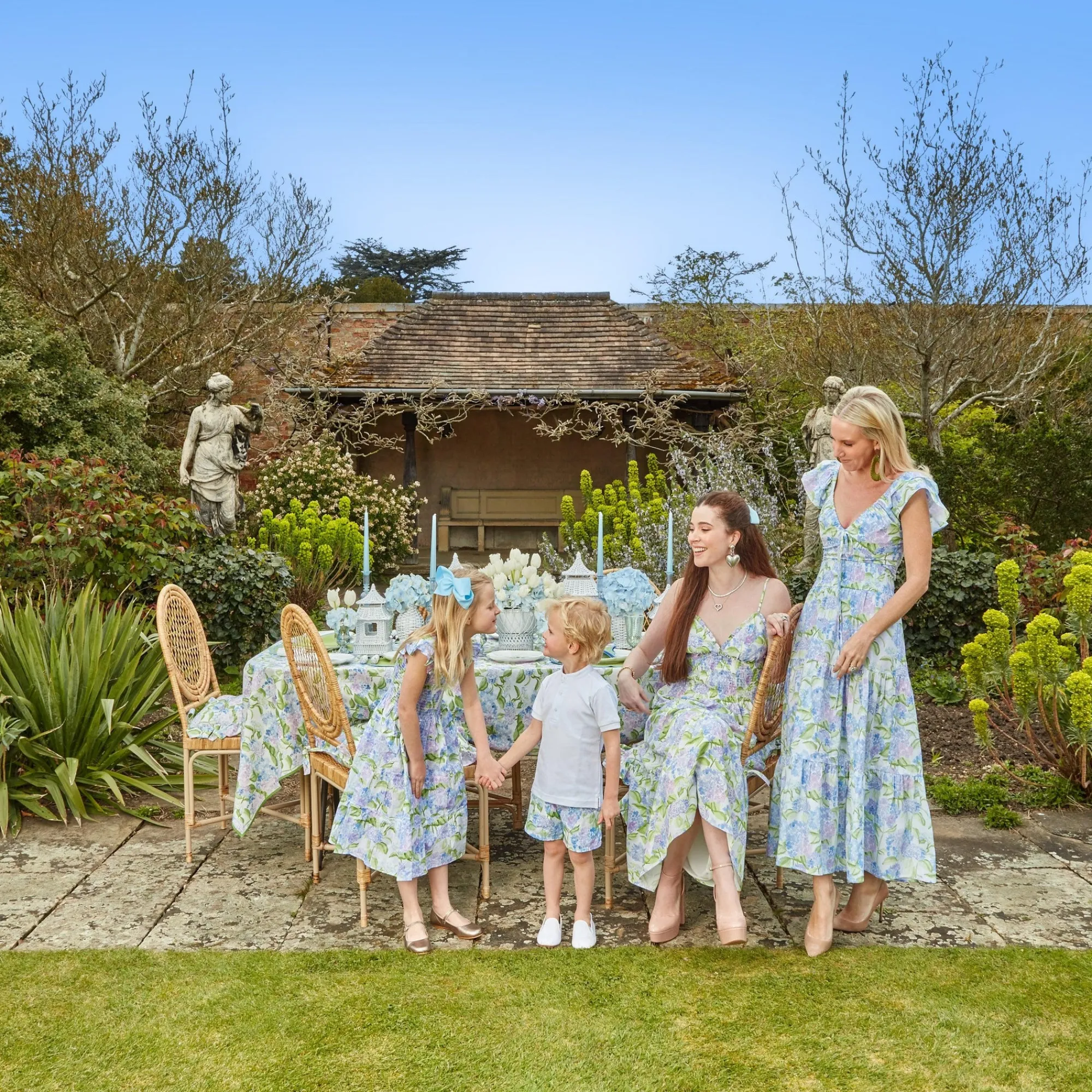 blue_hydrangea_tablecloth_1.webp Clearance Blue Hydrangea Tablecloth Tablecloths