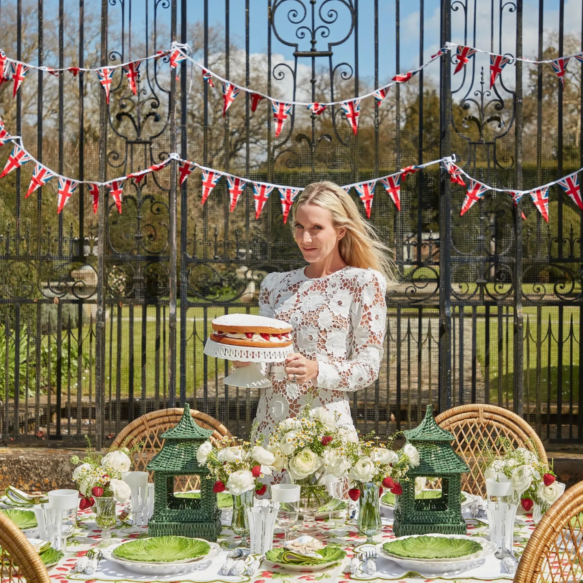 green_rattan_pagoda_lante_2-1.webp Fashion Green Rattan Pagoda Lantern Pagodas & Lanterns