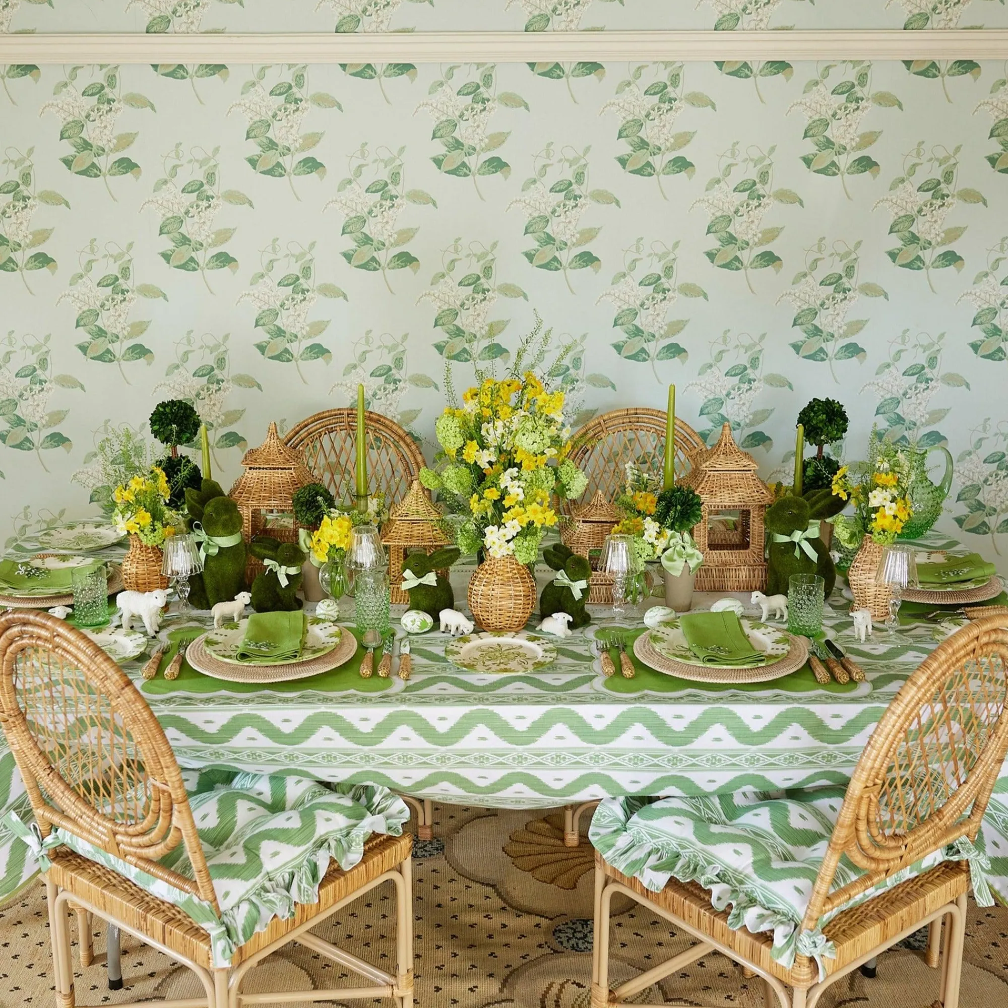 potted_boxwood_with_green_1.webp Fashion Potted Boxwood With Green Bow Decoration Set Decoration Sets