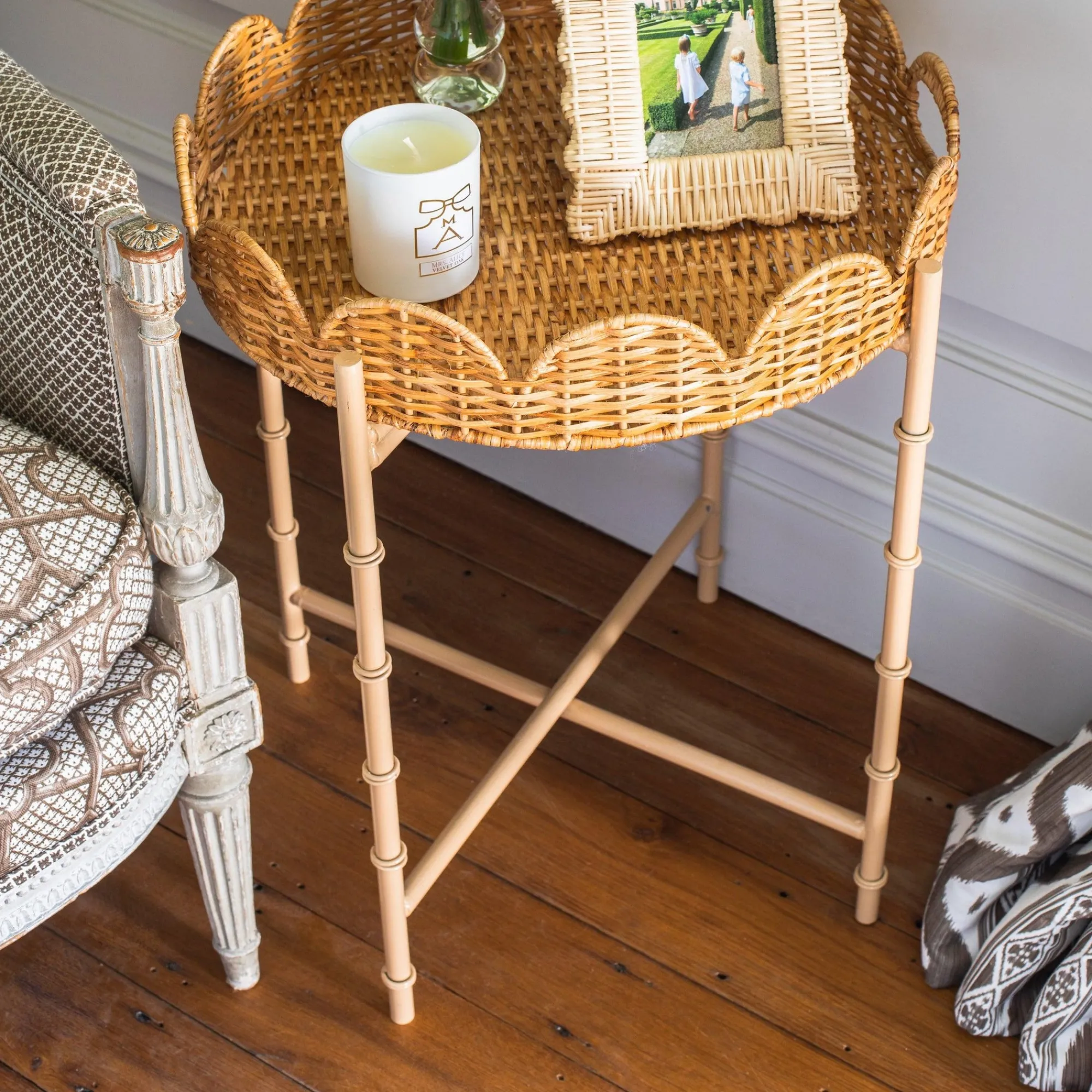 round_scalloped_rattan_tr_4.webp Shop Round Scalloped Rattan Tray With Stand Rattan Furniture