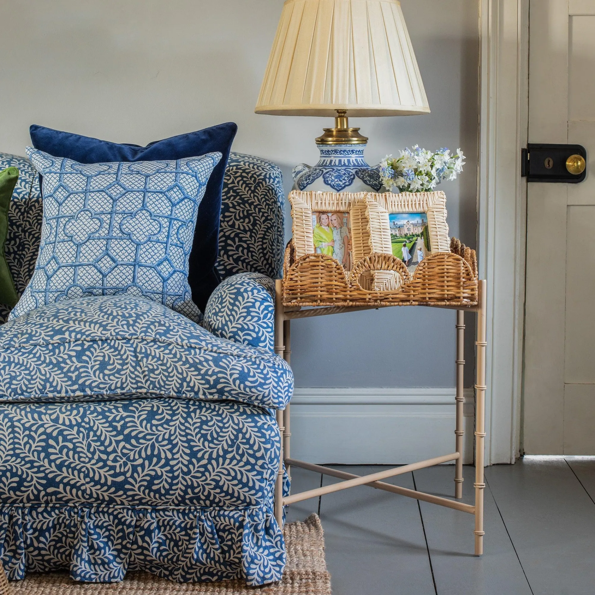 scalloped_rattan_tray_wit_1-1.webp Cheap Scalloped Rattan Tray With Stand Trays & Liners