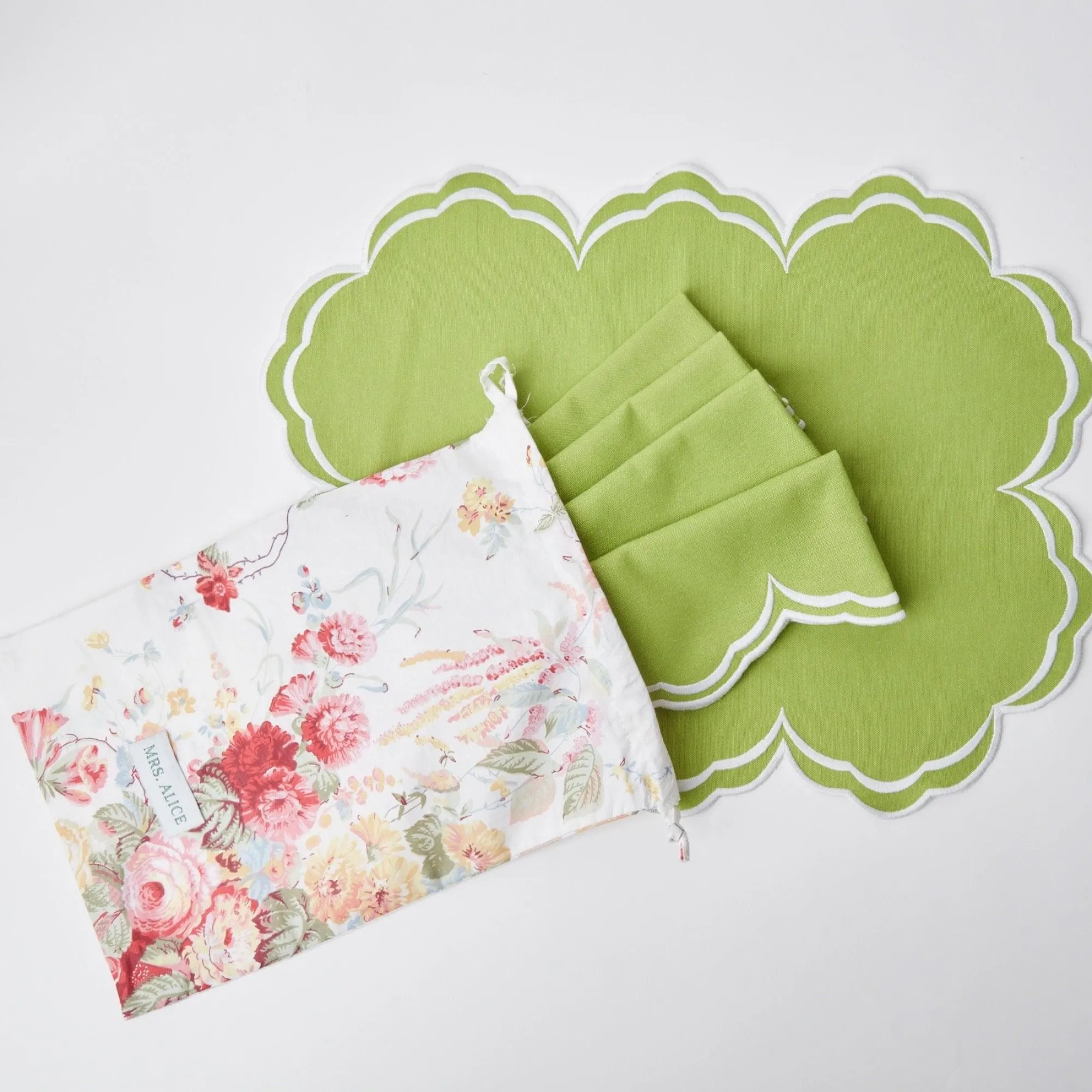 serena_apple_green_scallo_10.webp Fashion Serena Apple Green Scalloped Napkins (Set Of 4) Napkins