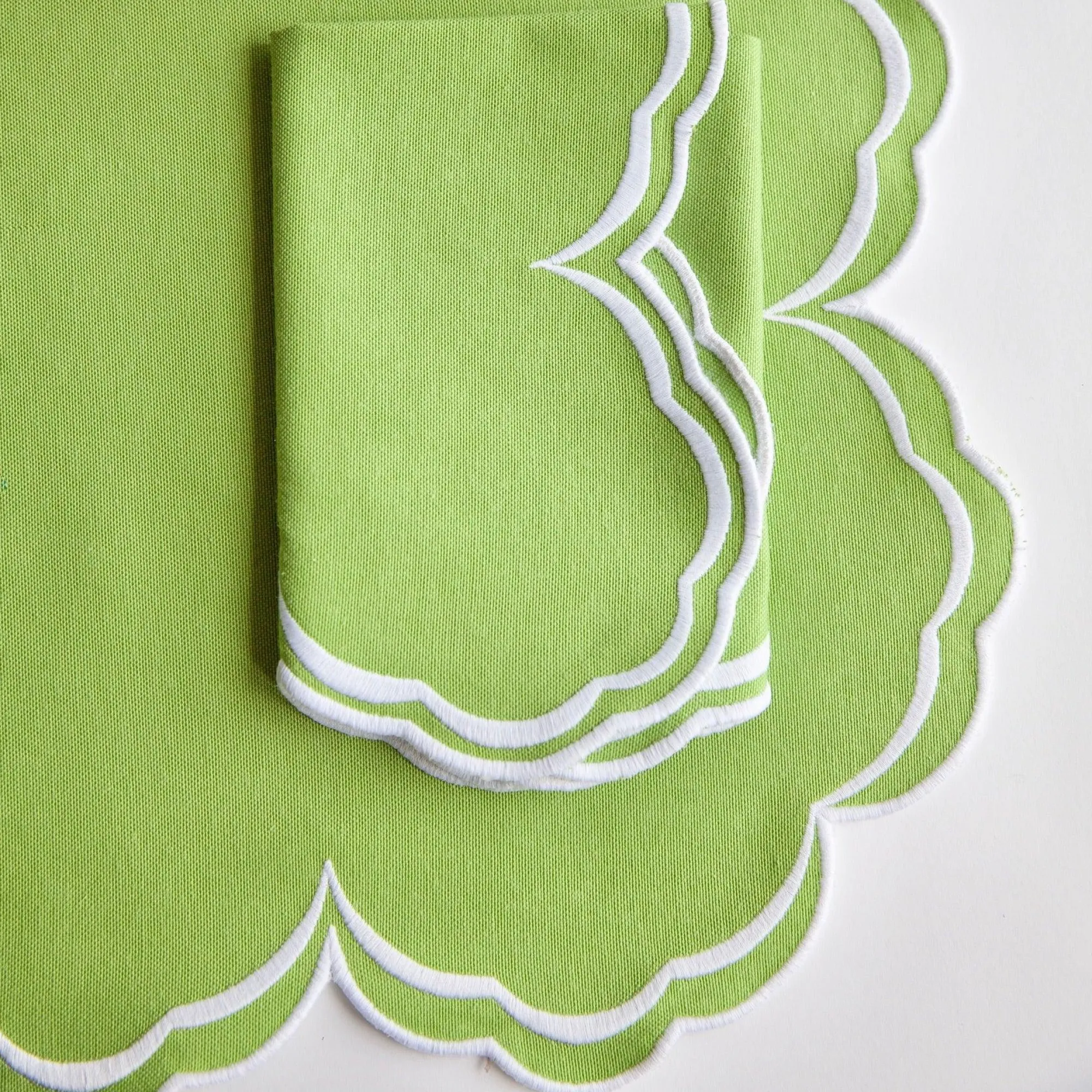 serena_apple_green_scallo_8-1.webp Outlet Serena Apple Green Scalloped Placemats (Set Of 4) Placemats