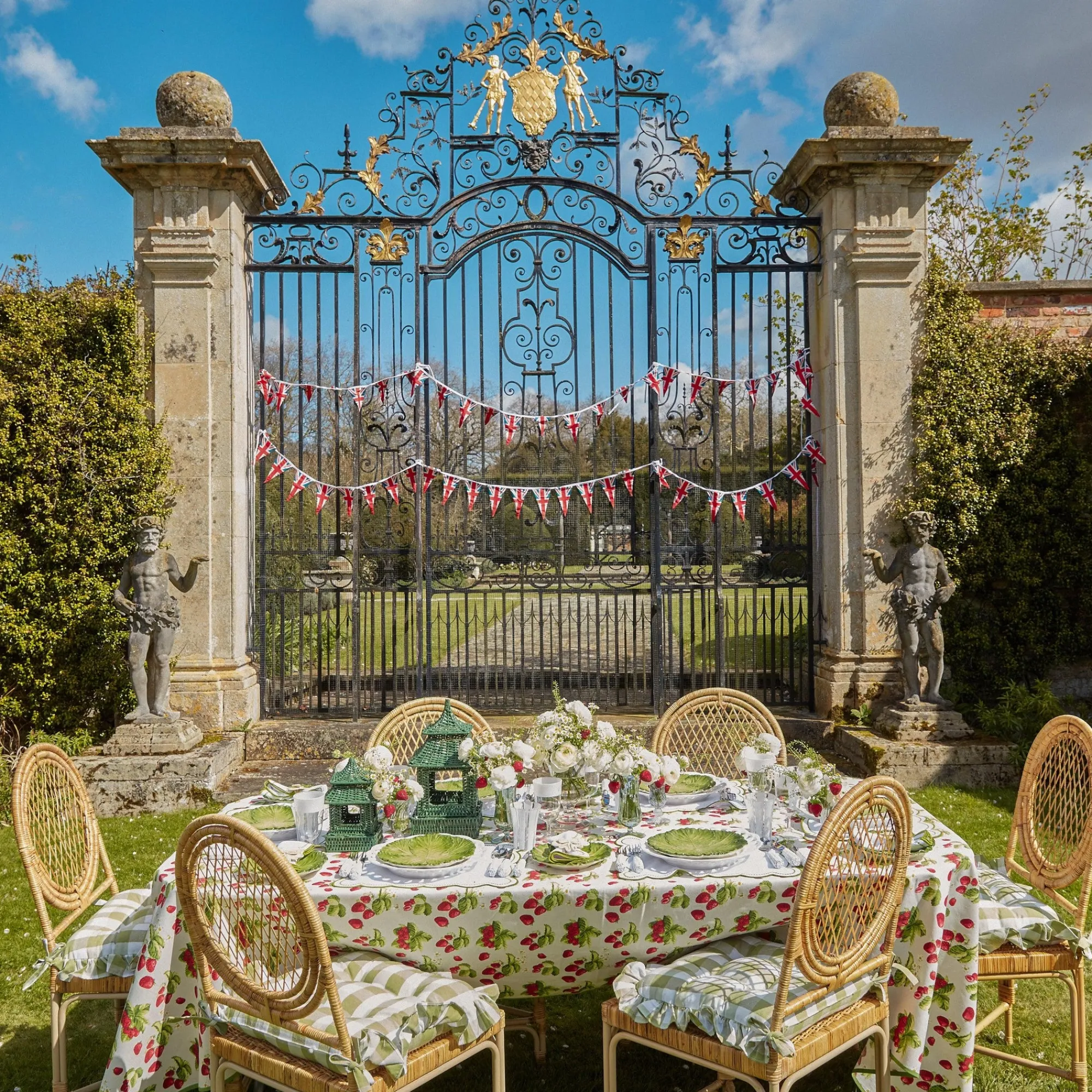 strawberry_tablecloth_4.webp Discount Strawberry Tablecloth Tablecloths