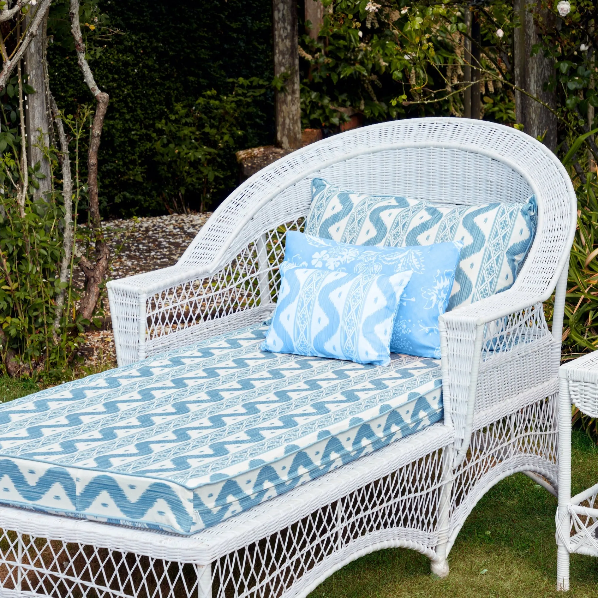 white_rattan_sun_lounger__3.webp Outlet White Rattan Sun Lounger With Blue Ikat Cushion Rattan Furniture