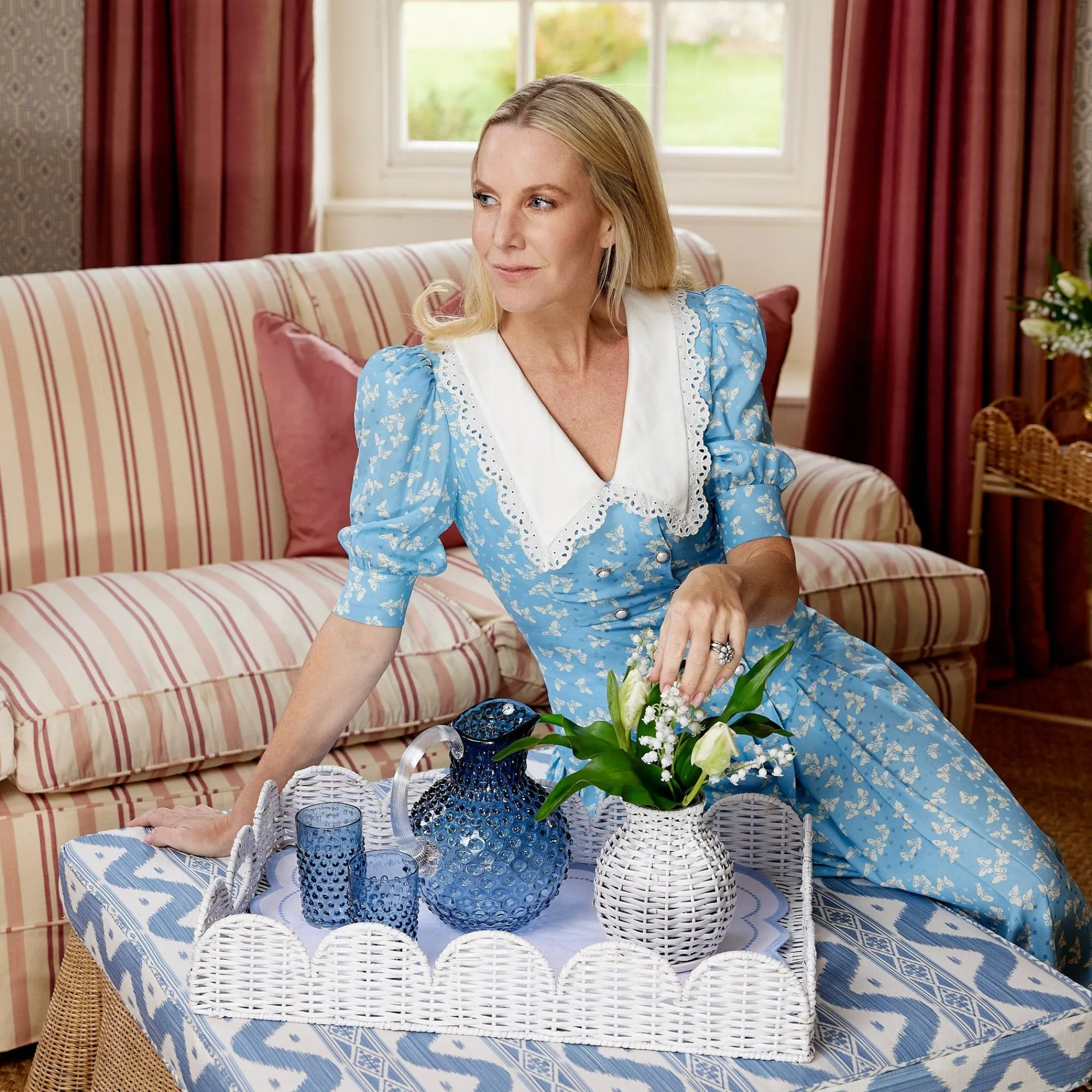 white_scalloped_rattan_br_6.webp Outlet White Scalloped Rattan Breakfast Tray Trays & Liners