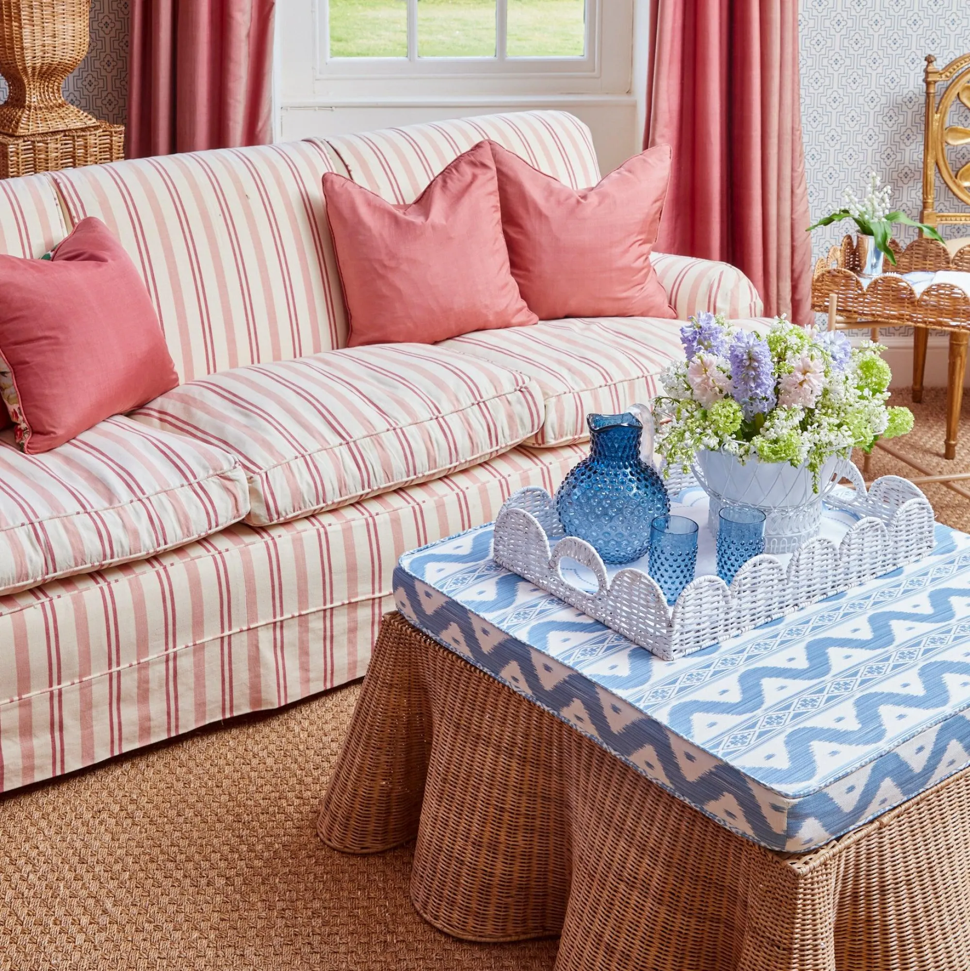 white_scalloped_rattan_br_7.webp Outlet White Scalloped Rattan Breakfast Tray Trays & Liners