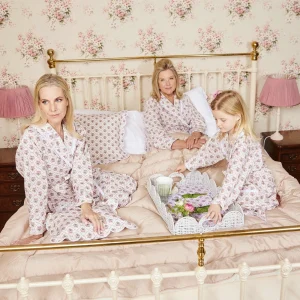 Sale White Scalloped Rattan Tray Trays & Liners